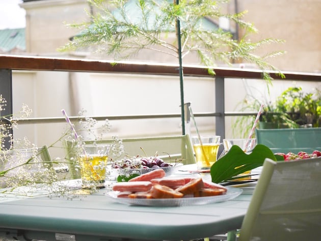 balcon parisien bien décoré et équipé Fermob