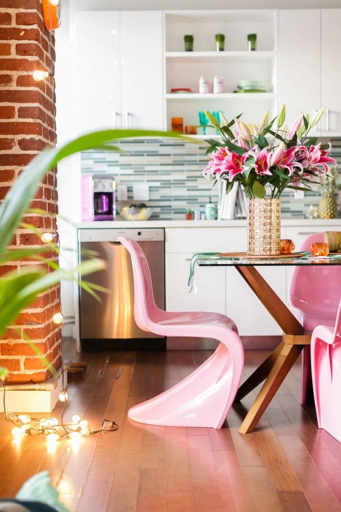 Urban jungle colorée appartement fluo multicolore
