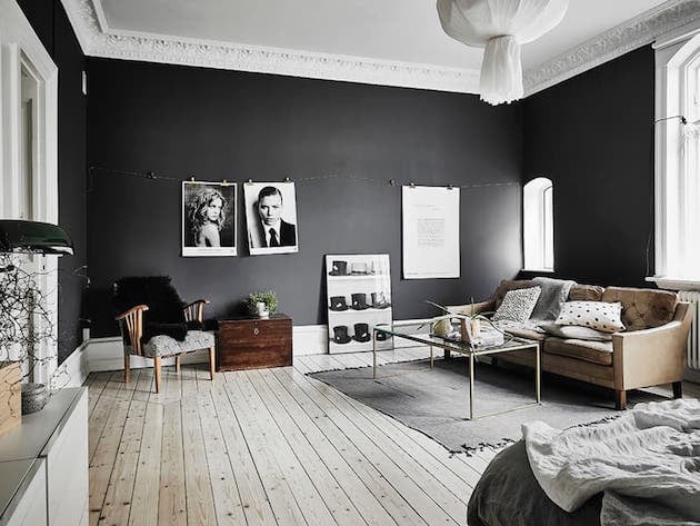 Visite mur noir dans un studio
