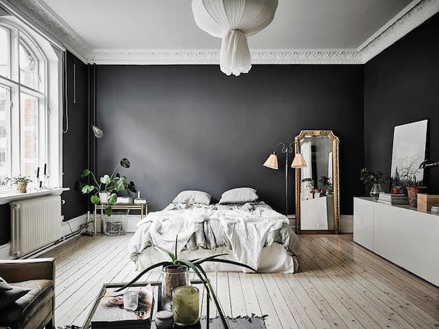Visite mur noir dans un studio