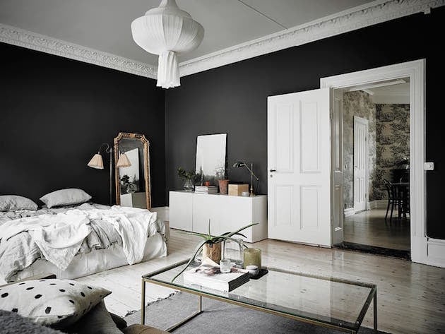 Visite mur noir dans un studio