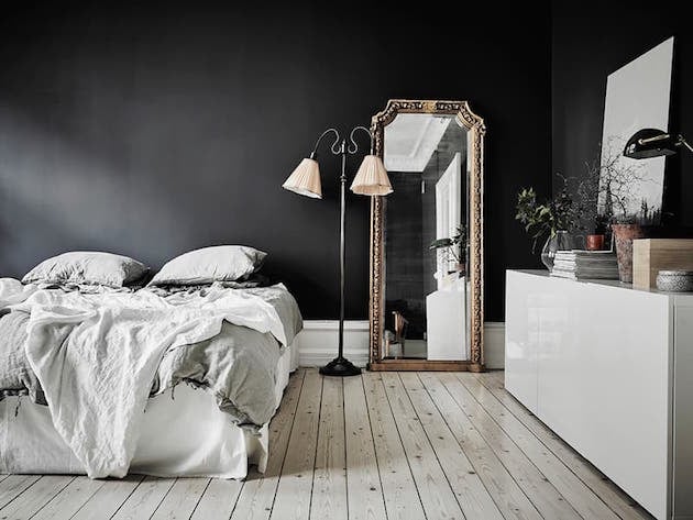 Visite mur noir dans un studio