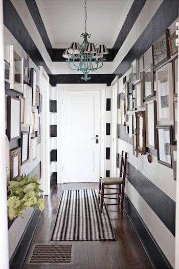 peinture noir blanc couloir long rayures