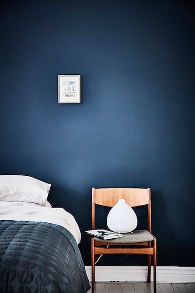 mur bleu fonce peinture chambre