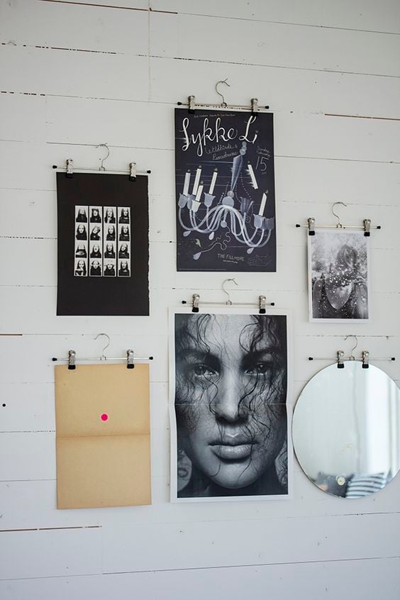 attacher affiche murale avec cintre pantalon