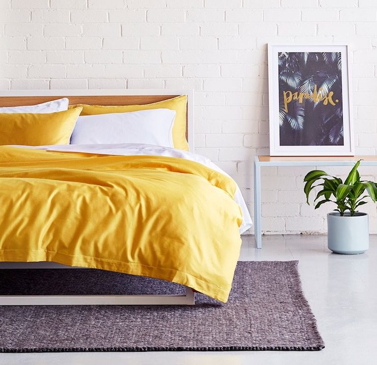 chambre jaune moutarde grise et blanche
