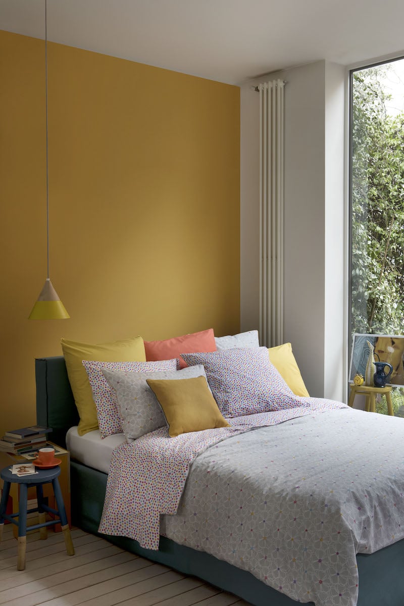 chambre mur jaune moutarde deco bleu canard