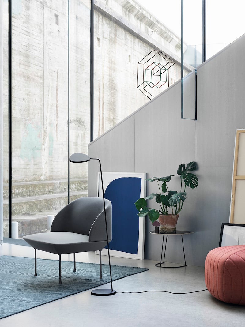 chaise et lampadaire gris minimaliste muuto