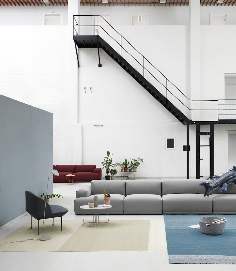 Canapé gris tout en longueur rembourré Muuto