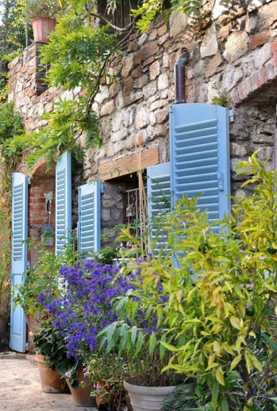 maison en pierre plantes et volet bleu technique peinture facade