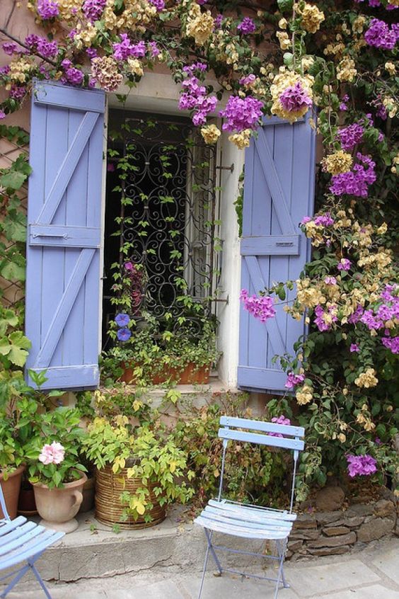 repeindre des volets en bois couleur lilas