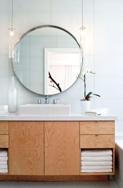 salle de bain style minimaliste grace au rangement en contreplaqué
