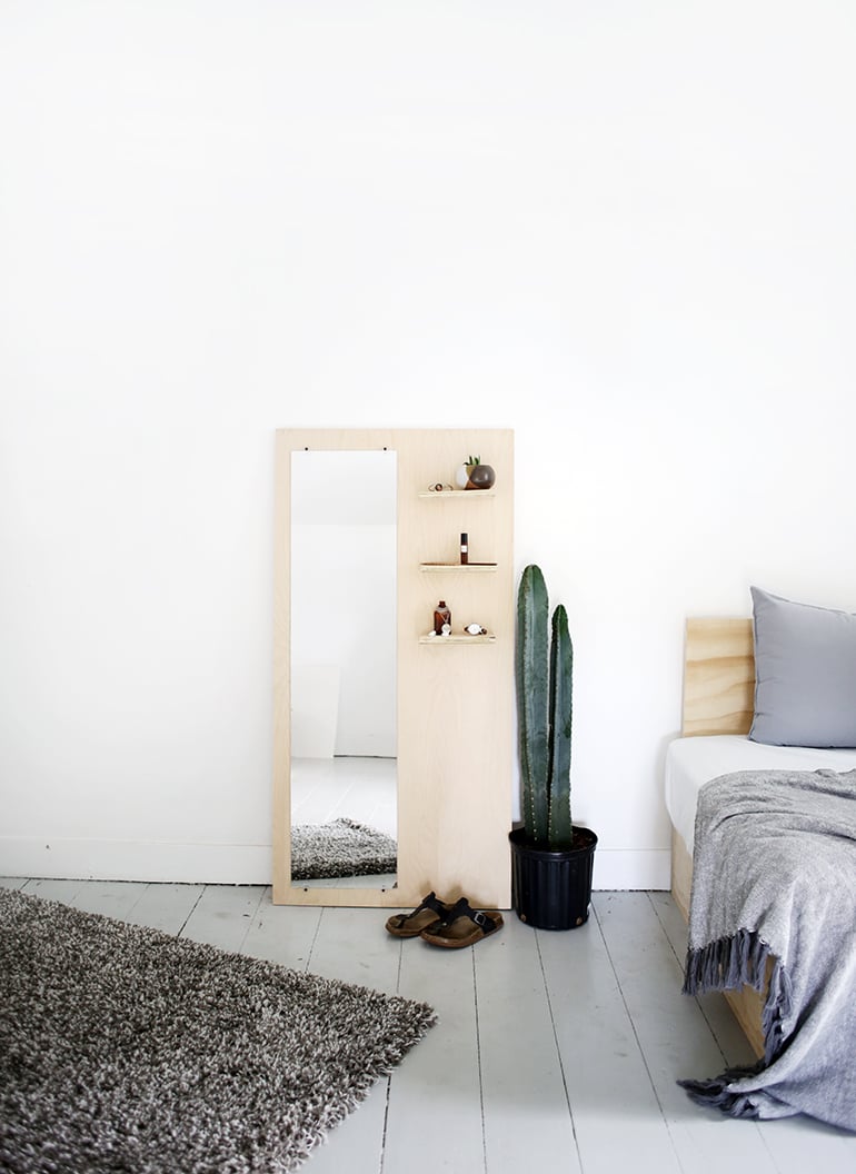 Pour la chambre ou la salle de bain ce meuble en contreplaqué permet de ranger vos affaires tout en vérifiant votre look du jour !