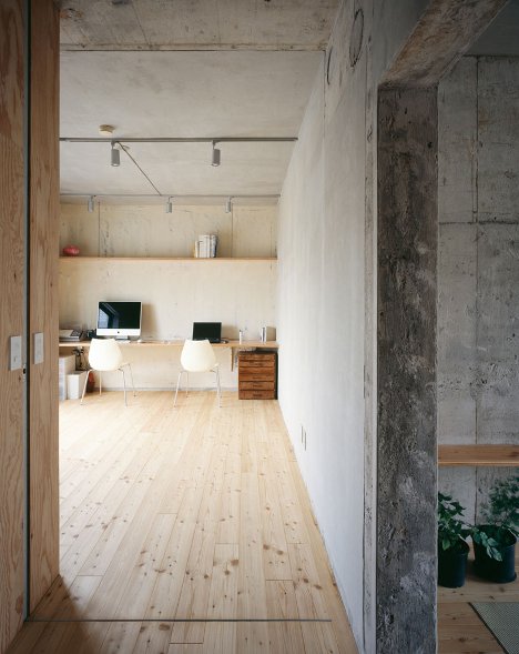 Le meuble en contreplaqué fonctionne parfaitement avec la tendance scandinave et associé au béton ciré il complète la décoration minimaliste.