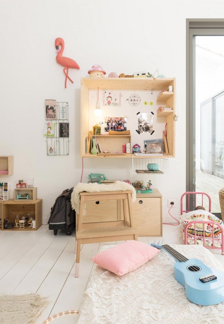 meuble en contreplaqué dans la chambre enfant.