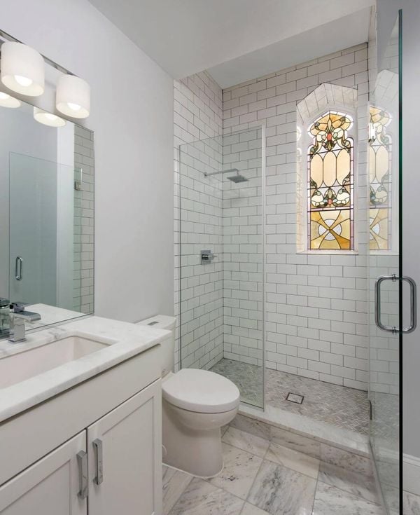 salle de bain baignoire eglise transformee en maison