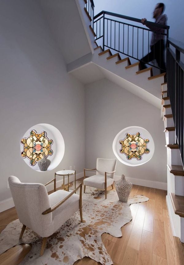 escalier interieur fauteuil tapis eglise transforme maison cosy