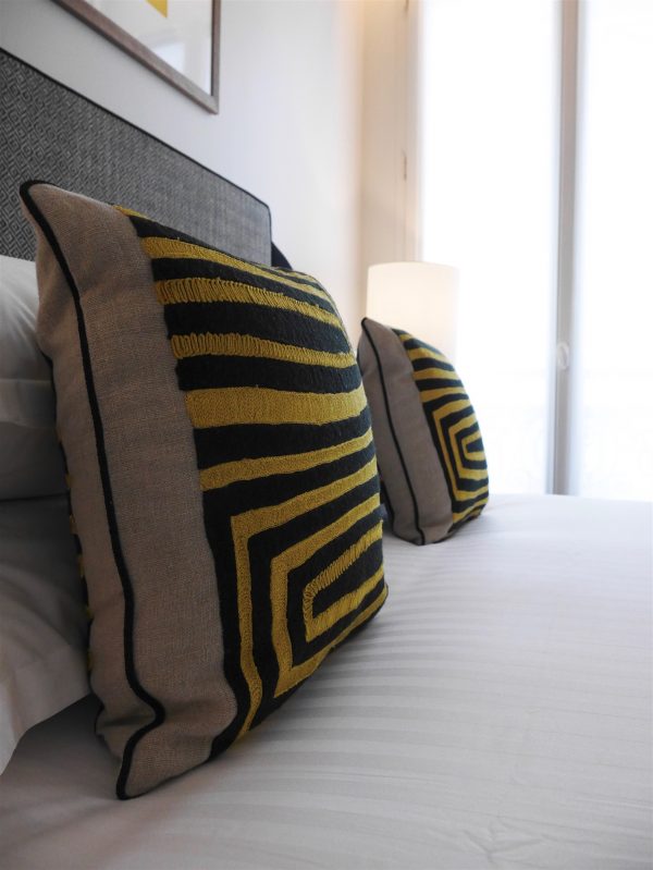 coussin brodé gris laine tissage à la main jaune doré fil noir