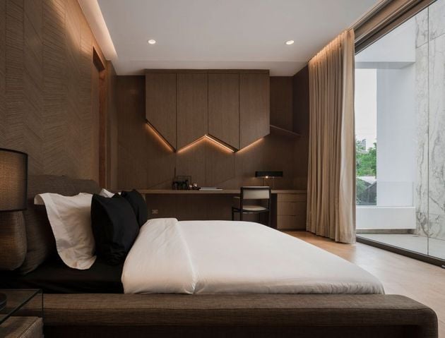 chambre en bois dans maison en marbre