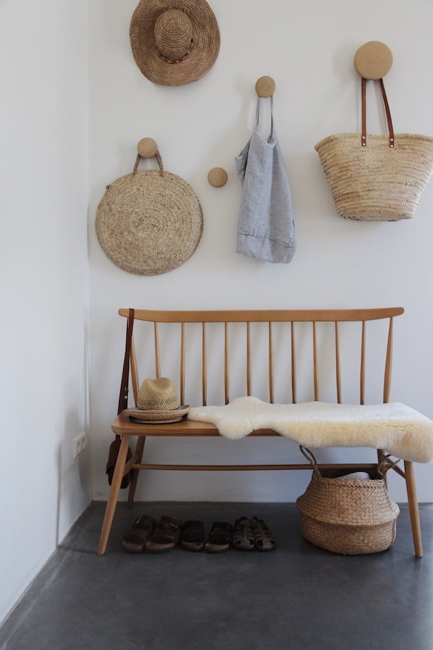 kinfolk entrée mur de chapeaux paille style kinfolk
