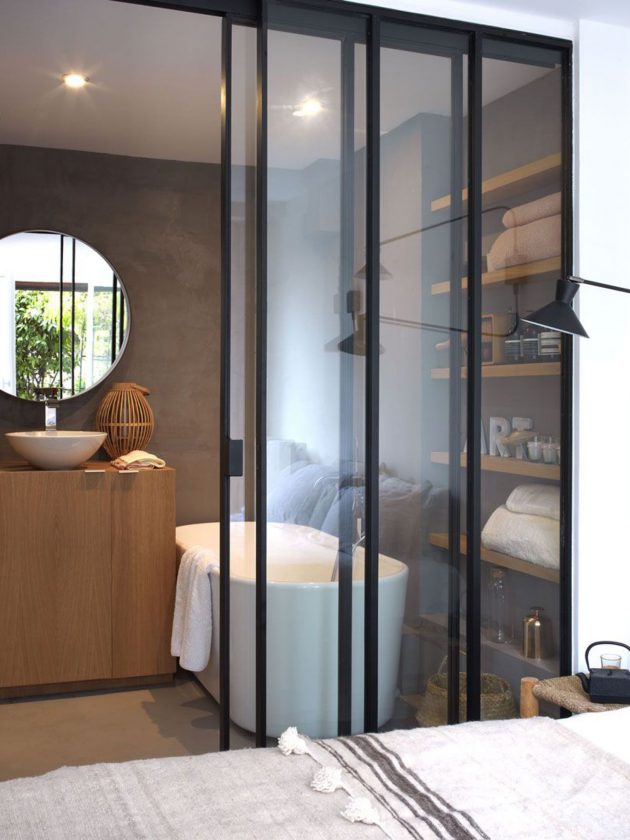 salle de bain avec verriere porte battante
