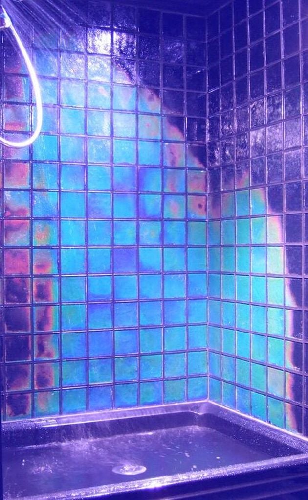 carrelage douche reflet pétrole arc en ciel