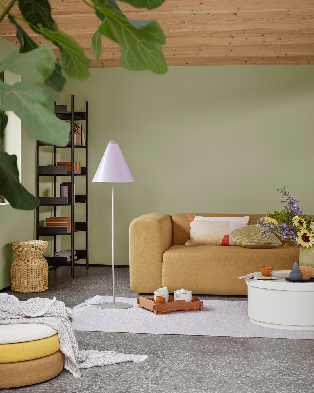 chalet salon multicolore mur vert lampadaire rose