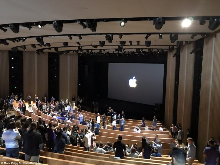 apple park steve jobs theater intérieur auditorium