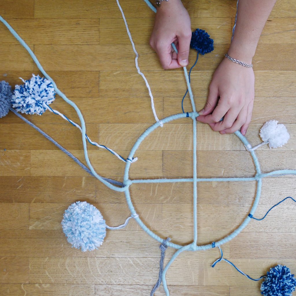 croix laine vert amande mobile diy