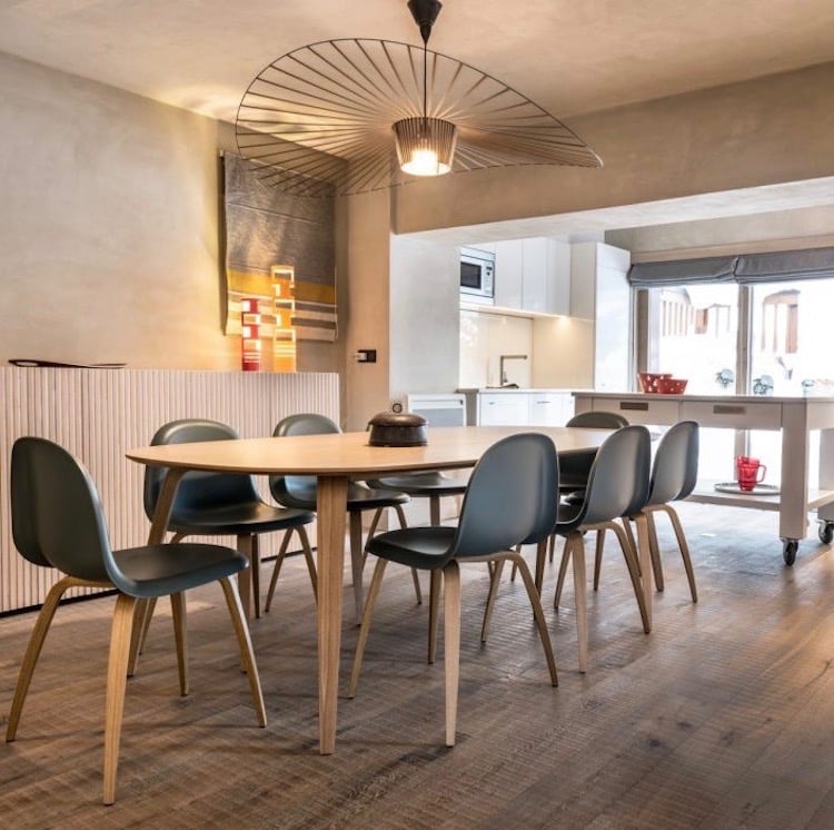 visite deco chalet design au pied des pistes salle manger montagne