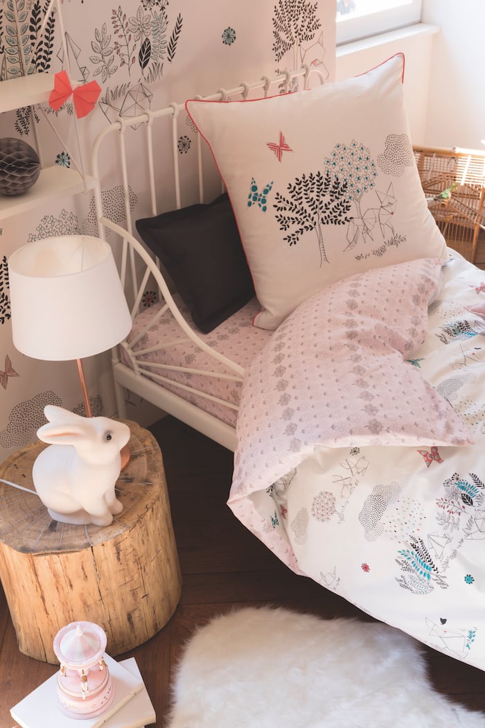 coussin dessiner sur son lit