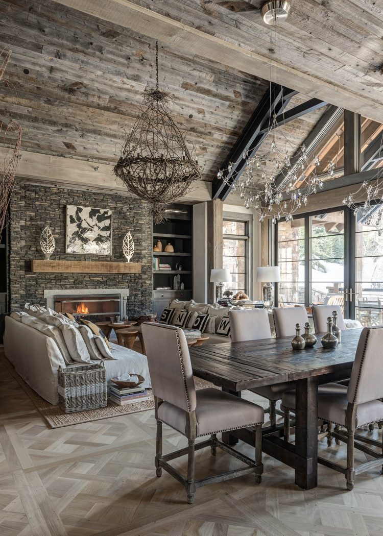 visite deco chalet a flanc de montagne salon gris rustique moderne