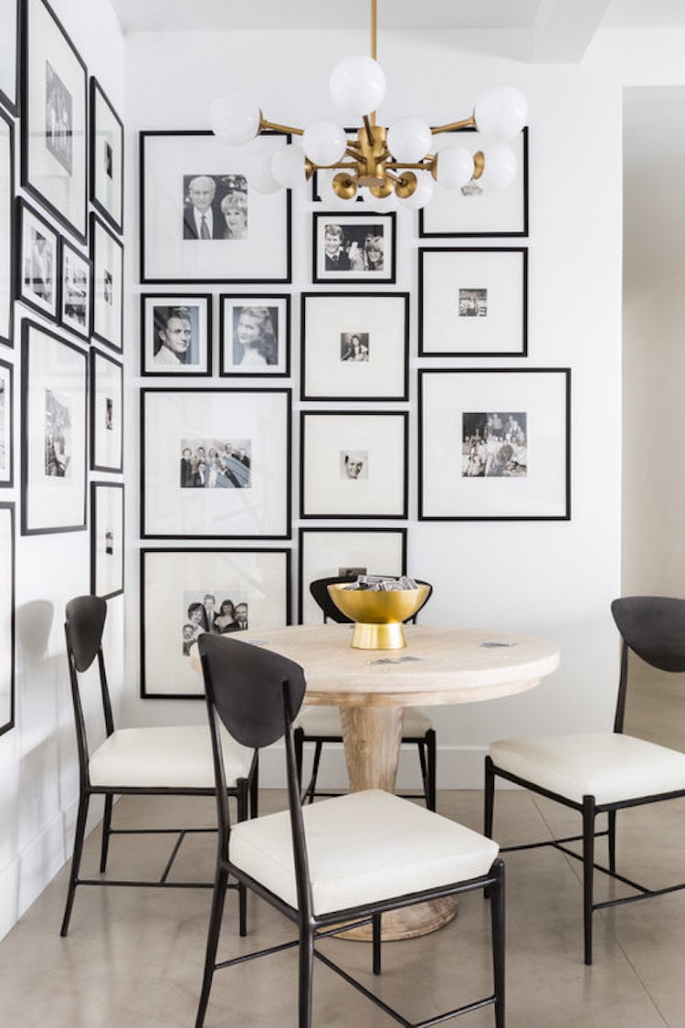 coin repas sejour mur de cadre photos noir et blanc laiton