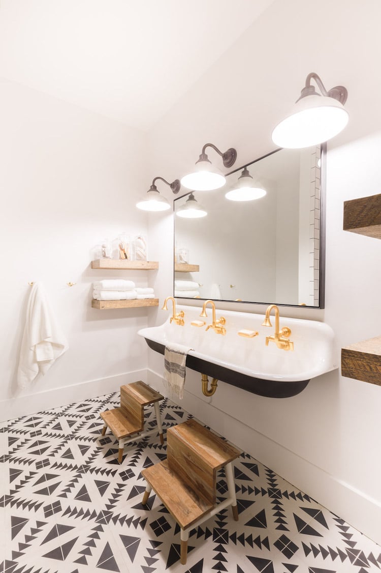 salle de bain noire chalet blanc vasque suspendu noir