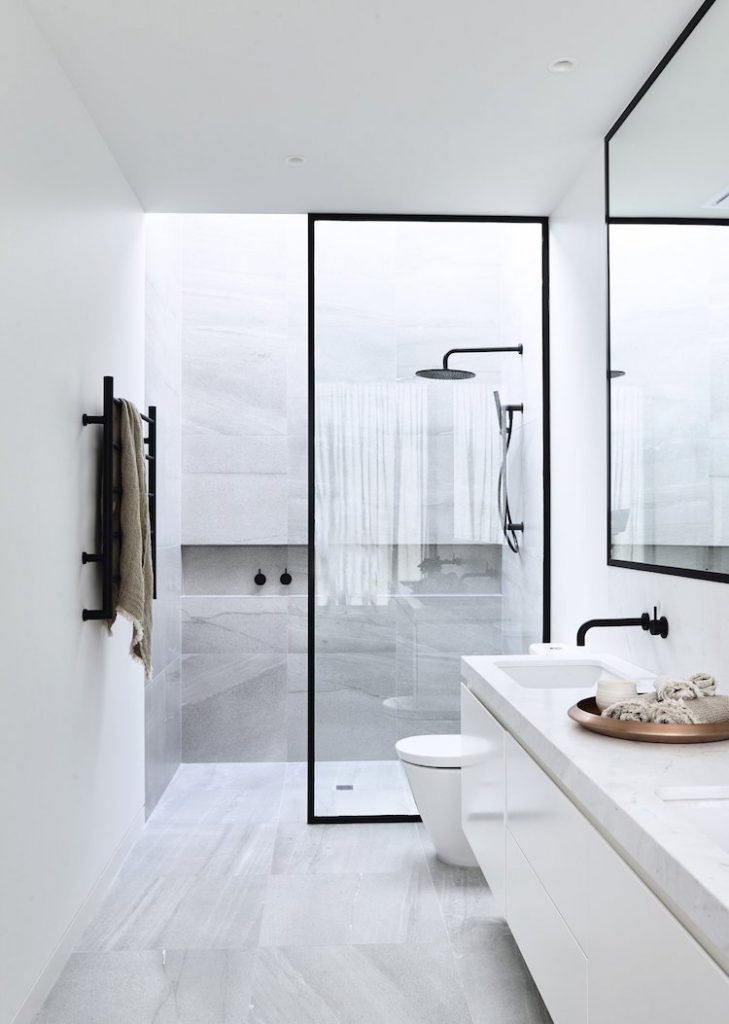 douche italienne petite salle de bain moderne minimaliste noire et blanche