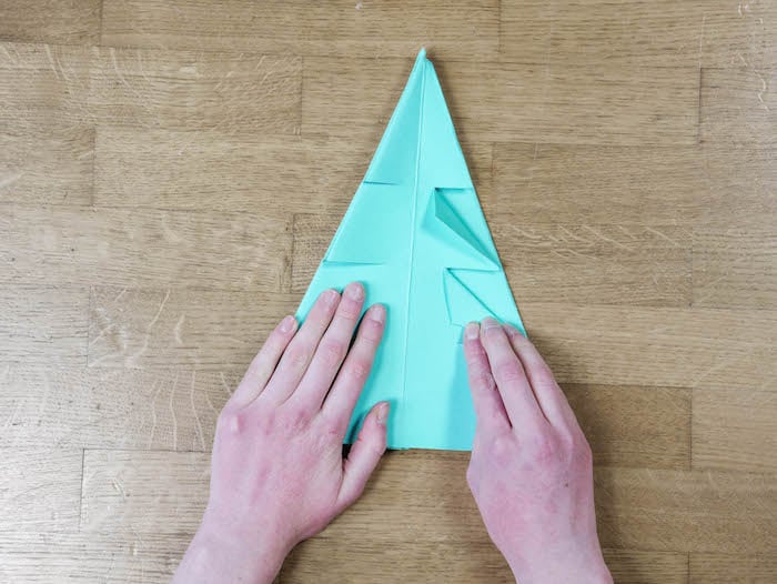 bricolage de noel 11 papier bleu turquoise ciseaux et feutres edding