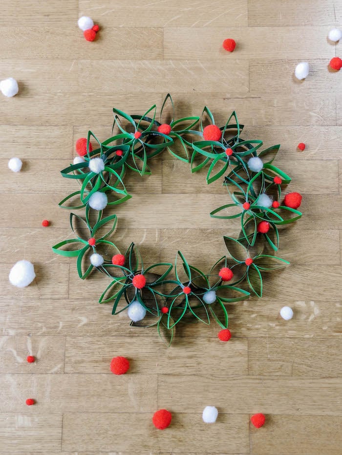 Couronne de Noël en papier houx et eucalyptus blog DIY - clem around the corner