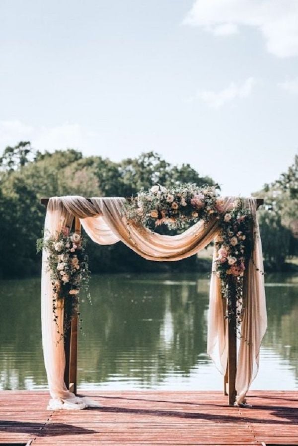 deco ceremonie laique arche mariage bord lac rose tissus