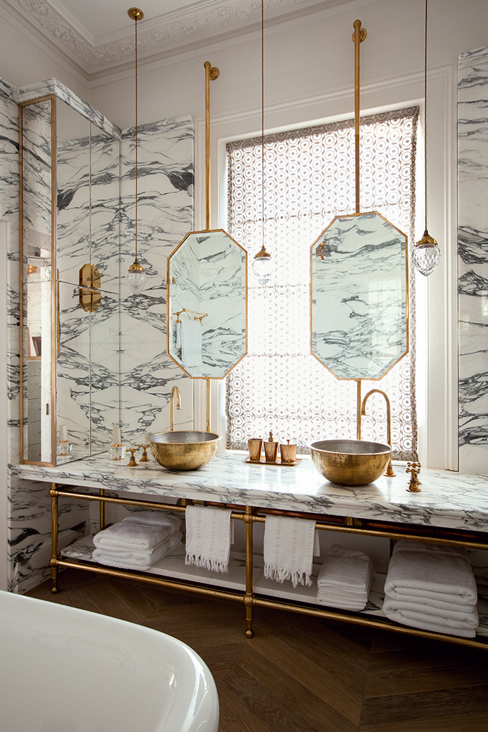 salle de bain art déco marbre blanc gris laiton