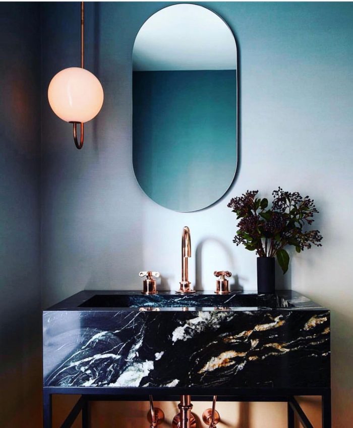 meuble salle de bain art déco marbre noir peinture bleu mur