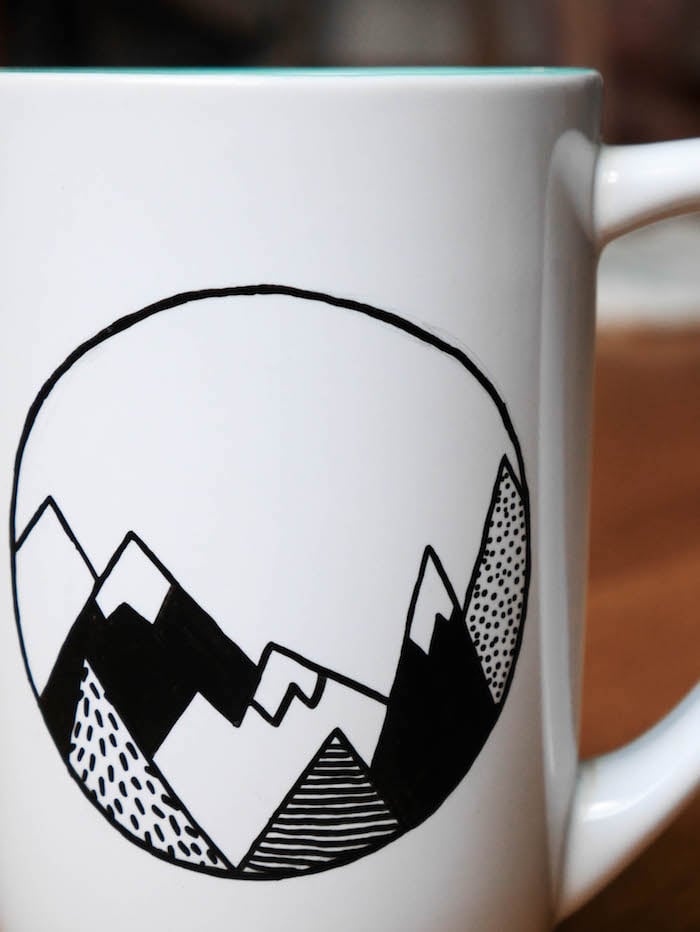activite facile diy cadeau maitresse enfant mug personnalise rond preparation montagne dessin graphisme noir