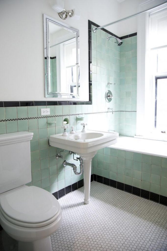 salle bain rétro blanc turquoise sol mosaique octogonale nuance de vert