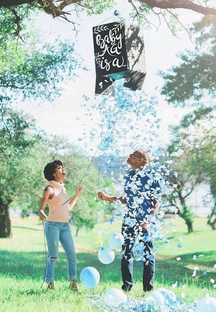 blog déco clemaroundthecorner gender reveal party confettis ballons bleu garçon boite carton diy