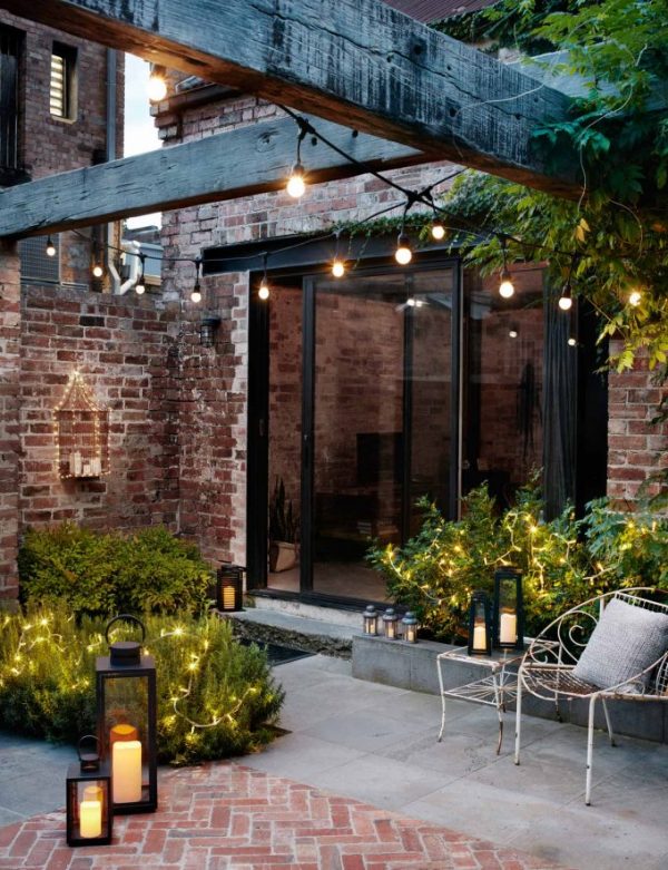string light lanterne cour interieur maison verriere blog deco clemaroundthecorner