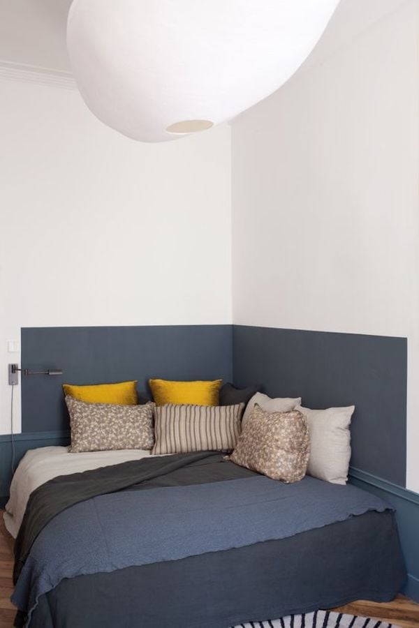 chambre dans salon coin repos peinture bleu marine