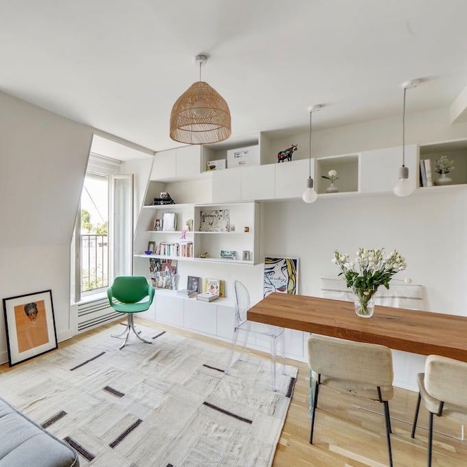 appartement familial 37m2 paris bibliothèque sur mesure masquer la télé - blog déco - clem around the corner