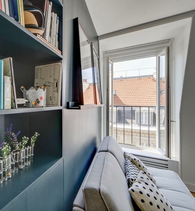 appartement familial 37m2 paris bibliothèque sur-mesure bleu salon - blog déco - clem around the corner