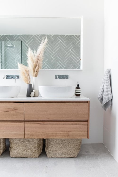 salle de douche bois et vert eau carrelage diagonale herbe fleur feuille pampa slow living hygge
