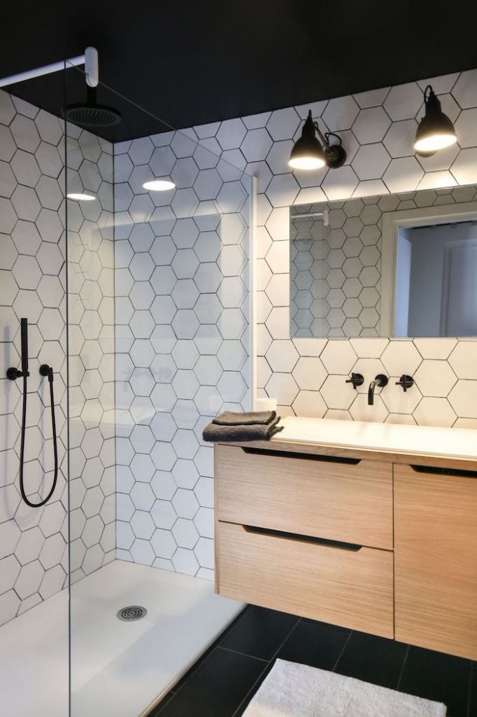 deco graphic sale de bain géométrique noir et blanc meuble bois