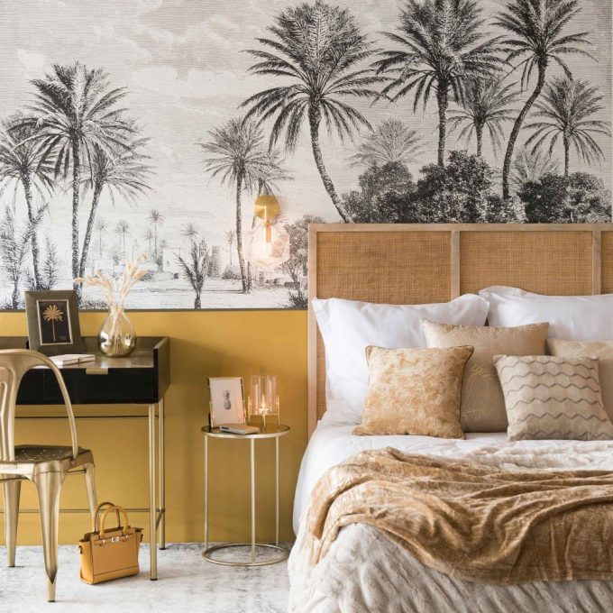 lit en manguier massif cannage déco coloniale chambre chambre exotique papier peint palmier peinture ocre jaune moutarde